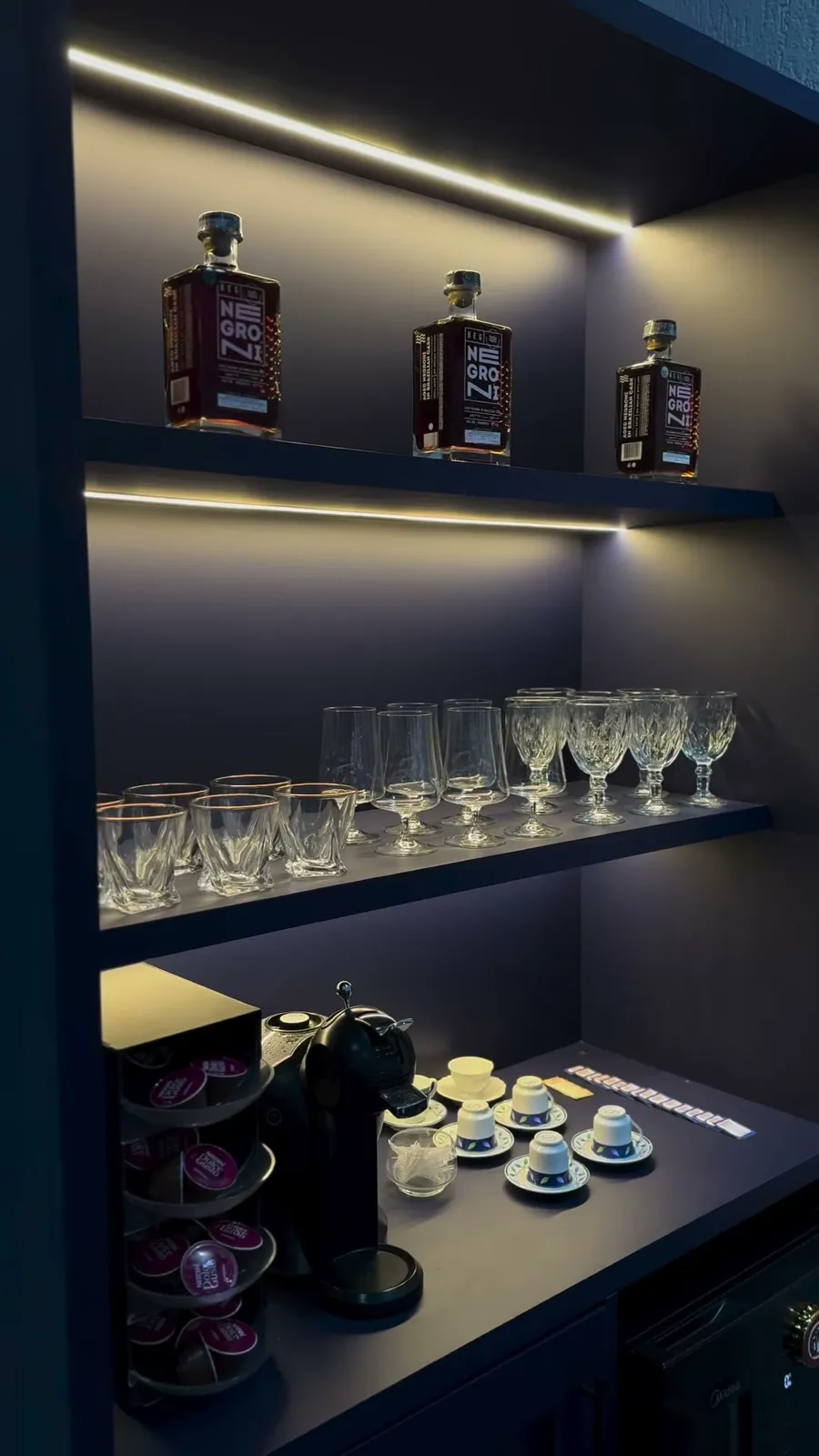 Bar da Noble House com uísque, taças e café