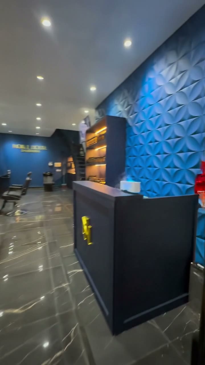 Salão da Noble House: piso de mármore preto, cadeiras de couro e o letreiro dourado na parede azul