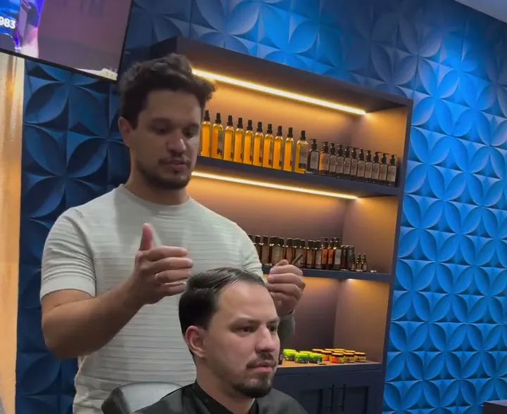 Luan explicando a consultoria de visagismo a um cliente